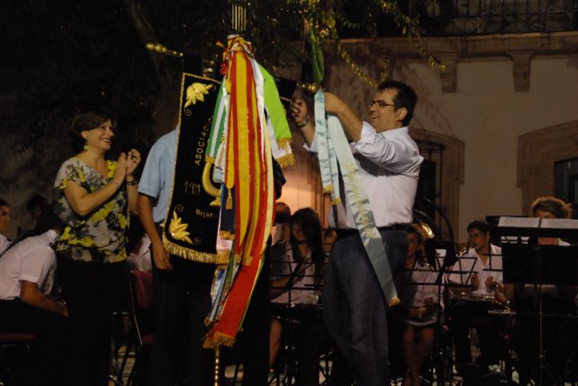 entregadelpendnporlaconcejaladeculturagemmagarridoyelalcaldeantoniojess2.jpg
